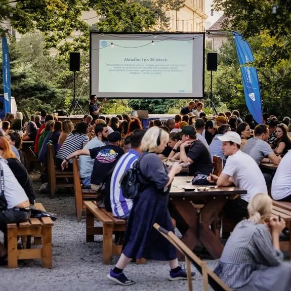 Léto se pomalu chýlí ke konci, ale letní tradice je stále třeba dodržovat. V Olomouci k nim patří i outdoorové speciály @hospodskykviz pořádané pod hlavičkou našeho projektu Zaparkuj.

Díky všem, kteří s námi tento týden přinesli radost z vědomostí do veřejného prostoru!
.
.
.
Foto: @dan.strnad
.
@letnikinolomouc #olomouc #univerzitnimesto #univerzitapalackeho #palackyuniversity