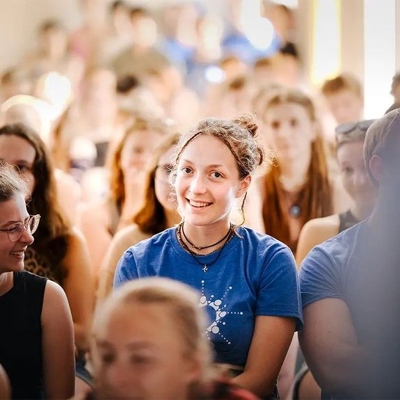 Od ostrého startu semestru nás ještě dělí posledních pár týdnů ale někteří zasedli „do lavic“ už teď – v MoravaCampu v nedaleké Mohelnici totiž probíhá první turnus výroční akce @seznamovak_pro_studenty_up, kde se stovky nastupujících prváků sešly seznámit s nastávajícími spolužáky a poprvé nahlédnout do nitra univerzitního života.

Dnes je sem přijela pozdravit i delegace z našeho rektorátu – aby jim v zázemí metaforicky nazvaném Aula představila nabídku univerzitních služeb i možnosti zapojení do činnosti univerzitních organizací už při studiu. 🆙

Rádi jsme všechny viděli a už netrpělivě počítáme dny, než se Olomouc opět rozproudí studentským životem!
.
.
.
#univerzitapalackeho #palackyuniversity #olomouc #univerzitnimesto