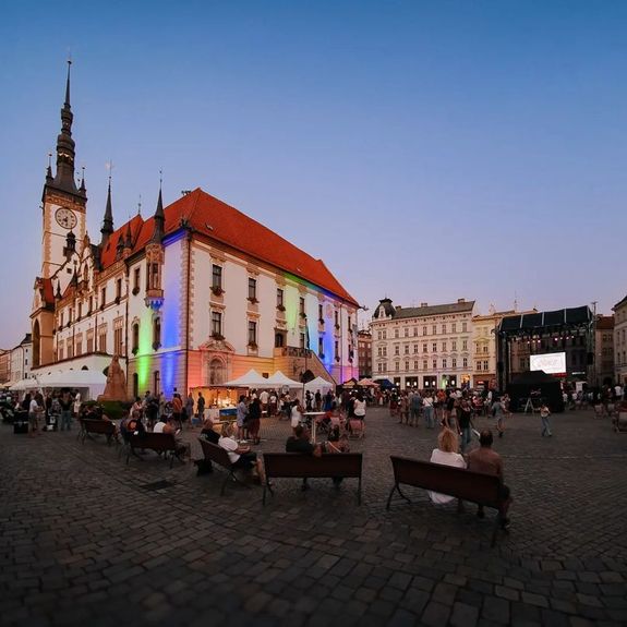 Uplynulý víkend v univerzitním městě patřil koncertům, divadlu, kultuře a otevřeným památkám. Vyvrcholily totiž výroční Dny evropského dědictví, u nichž nemohla chybět ani naše alma mater.

Návštěvníci dostali možnost si prohlédnout prostory bývalého jezuitského konviktu, filozofické fakulty nebo Teoretických ústavů lékařské fakulty, užít si bohatý program připravený přírodovědci na Envelopě i v botanické zahradě nebo se začíst do starých tisků v knihovně ve Zbrojnici.

Univerzita byla vidět a slyšet i přímo na centrálních náměstích, kde dění oživovala naše modrá relax zóna a na hlavní stage nechyběli hudebníci z řad našich absolventů i pedagogů.

Zkrátka – bylo to krásné a bylo toho dost. Budeme se ve spolupráci s @olomouc_toursm a @safe_cz těšit zase příští rok v září. 🌈
.
.
.
#olomouc #univerzitnimesto #univerzitapalackeho #palackyuniversity