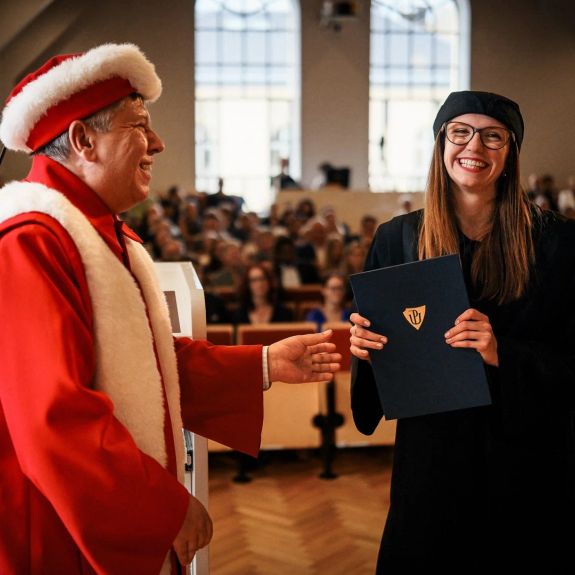Ph.D. = Pořádně hrdá Domácnost! 🎓

Takový výklad by alespoň šel usoudit z pohledu na dnešní promoce, při nichž u nás si před zraky svých blízkých slavnostně převzalo své diplomy 48 čerstvých doktorů a doktorek ze šesti fakult.

Na stejném shromážděni si navíc své jmenovací dekrety převzala pětice čerstvě habilitovaných docentů a docentek.

Gratulujeme! 💐 Ať všichni žijí! Ať jejich vědecké kariéry jen kvetou!
.
.
.
#univerzitapalackeho #palackyuniversity #olomouc #univerzitnimesto